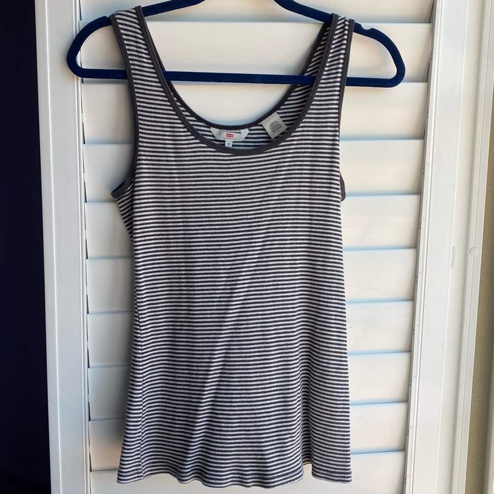 🪲 Levi’s tank top